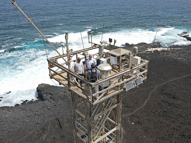 German Federal President Frank-Walter Steinmeier and José Maria Neves, President of the Republic of Cabo Verde on the observation platform of the Cape Verde Atmospheric Observatory (CVAO). Photo: Edson Silva Delgado, GEOMAR Bundespräsident Frank-Walter Steinmeier und José Maria Neves, Präsident der Republik Cabo Verde auf der Beobachtungsplattform des Cape Verde Atmospheric Observatory (CVAO). Foto: Edson Silva Delgado, GEOMAR