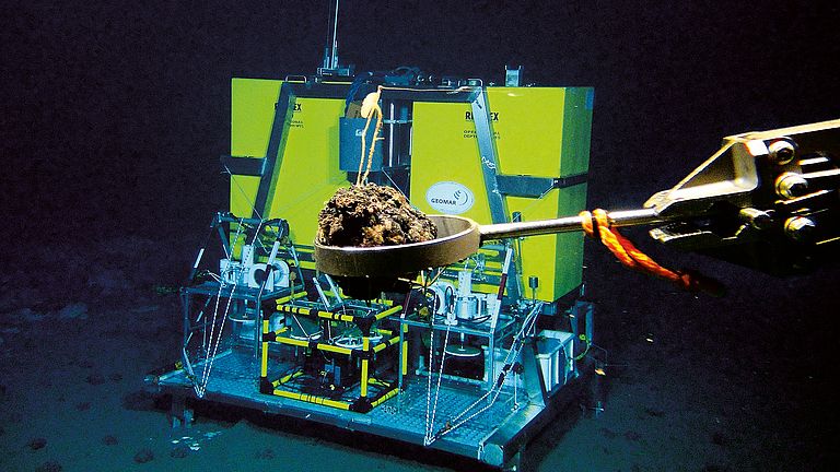 Ein Fahrstuhl­lander während der Expedition SO242 mit dem Forschungsschiff SONNE am Meeresboden des DISCOL-Gebietes.